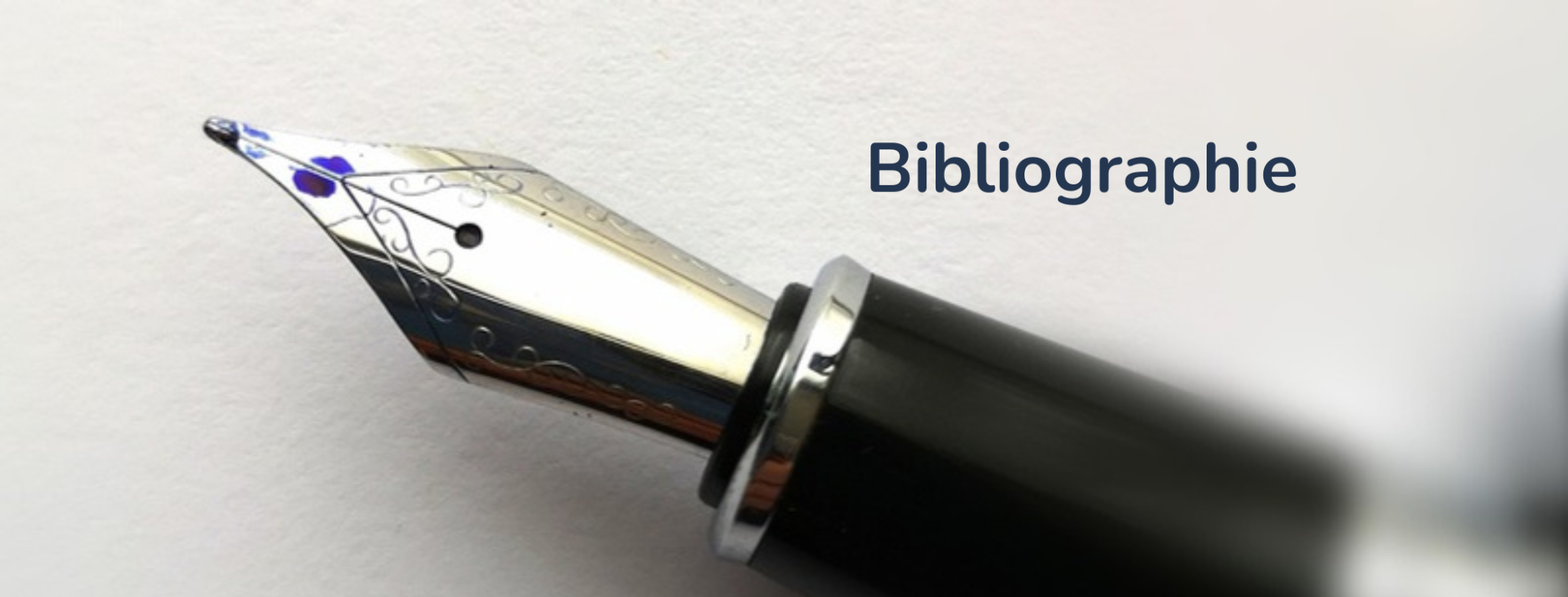 Bibliographie — plume de stylo sur papier