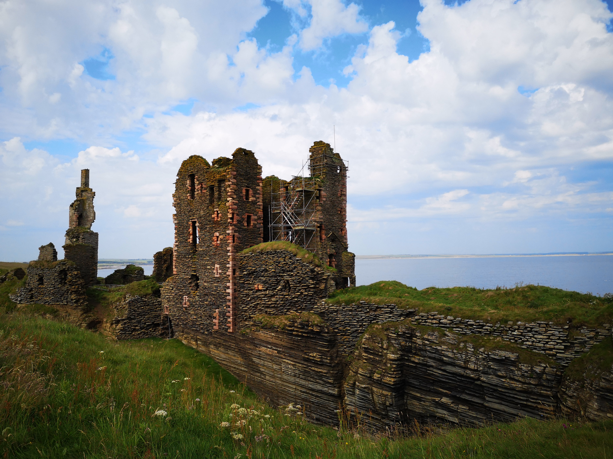 Ruines d’un château au bord de la mer en Écosse