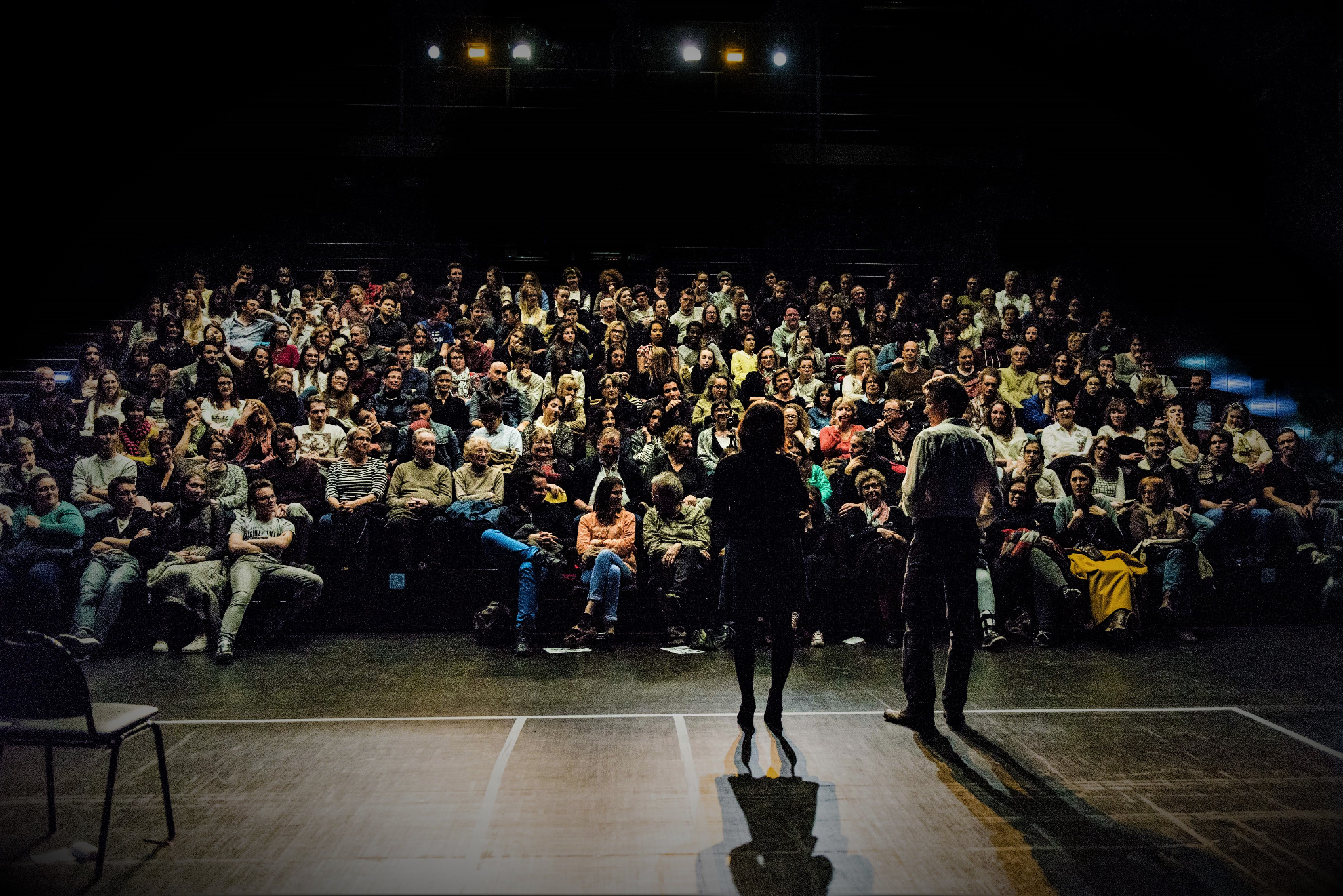Rencontre au théâtre : vue depuis la scène sur le public