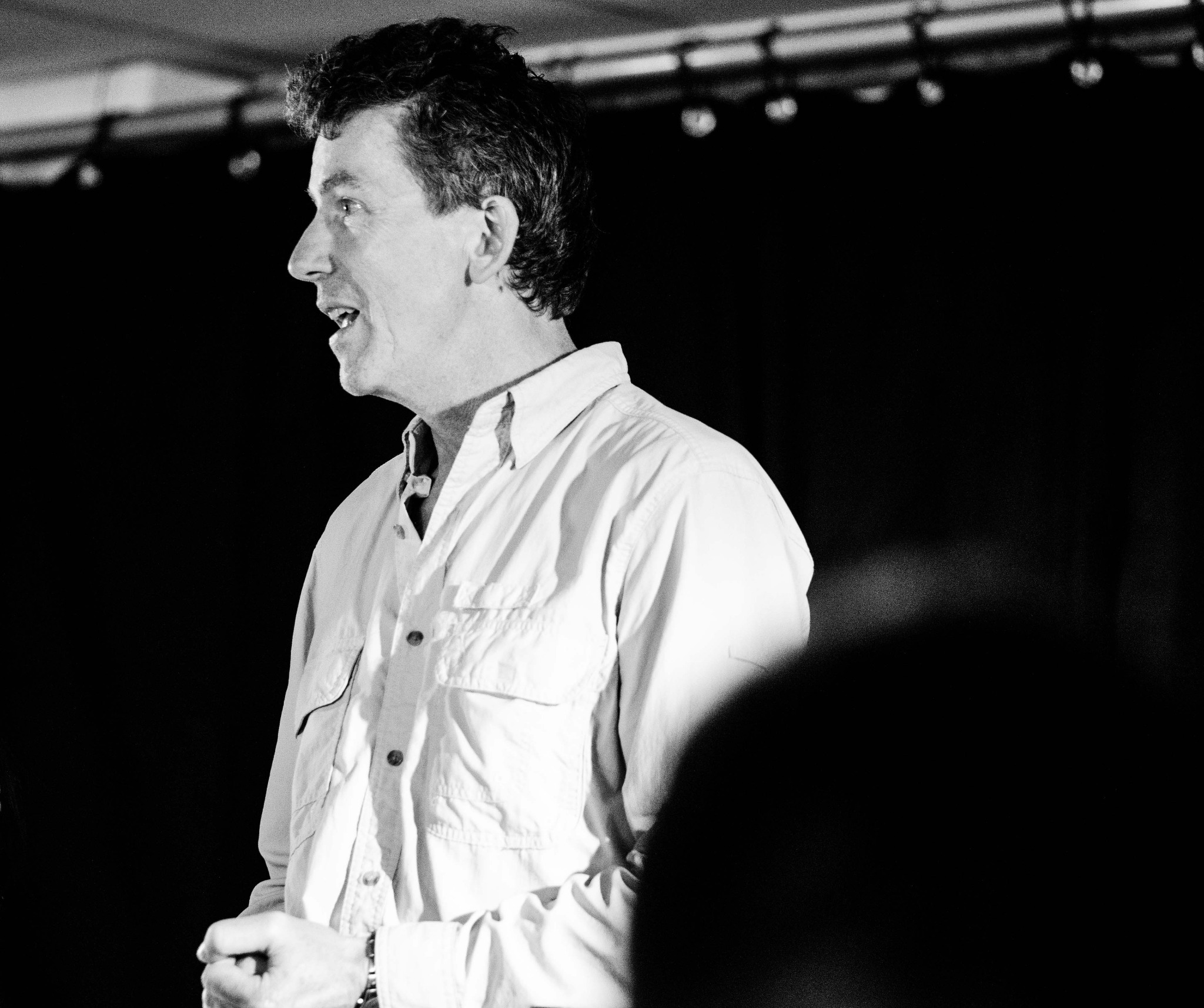 Éric lors des ateliers théâtre, portrait en noir et blanc