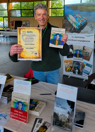 Éric Bertrand présentant son diplôme et Over the Rimbaud